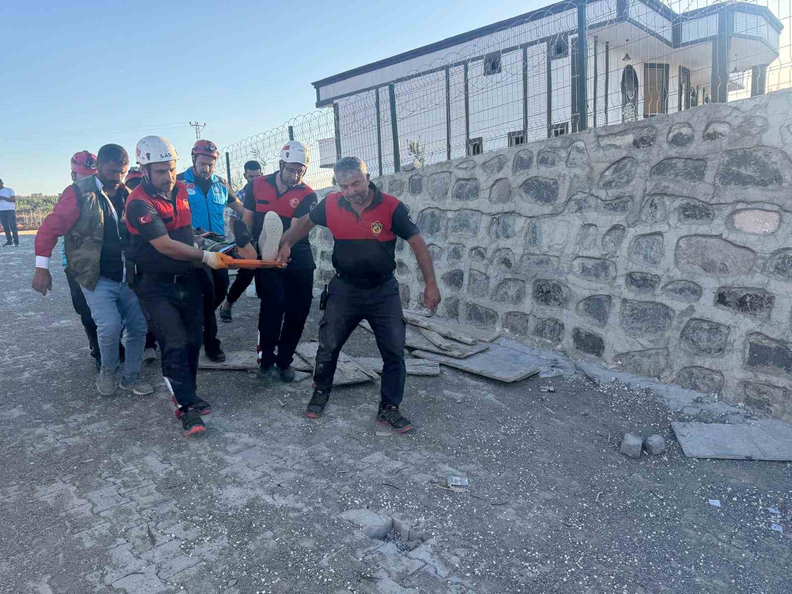 Çöken istinat duvarının altında kalan 4 işçi yaralandı