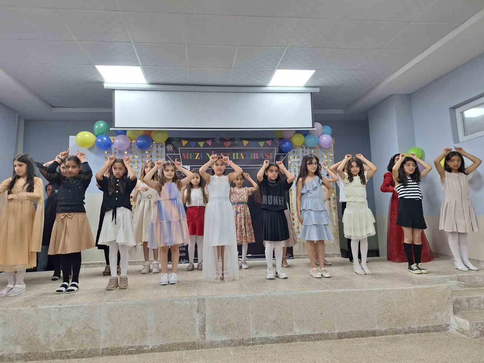 Muş’ta miniklerin mezuniyet heyecanı