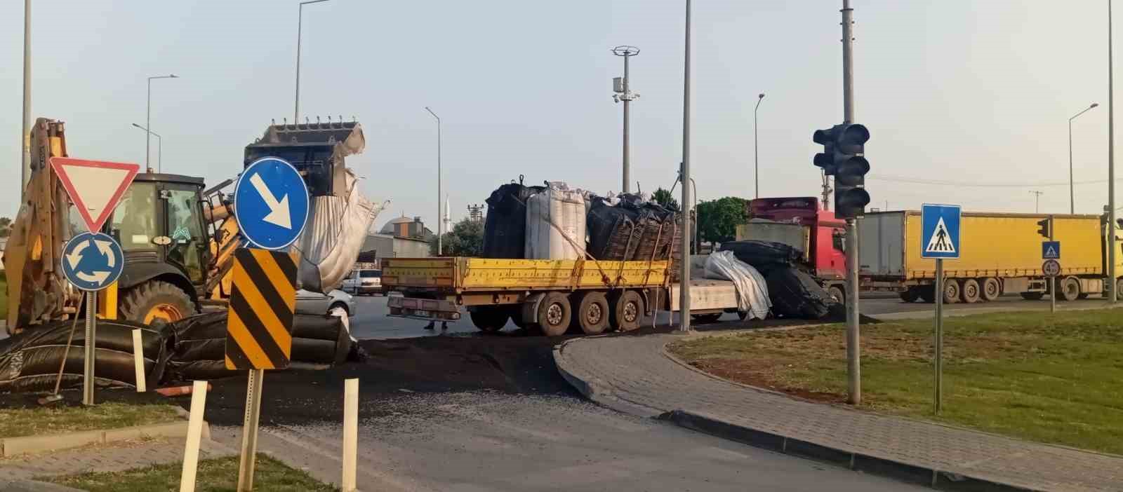 Tırdaki plastik ham madde yola sa&ccedil;ıldı
