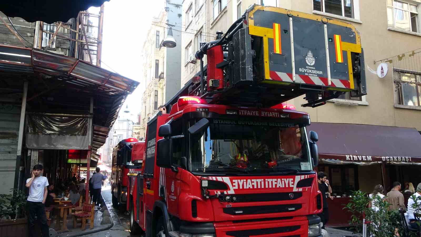 Beyoğlu’nda 7 katlı iş yerinde korkutan yangın