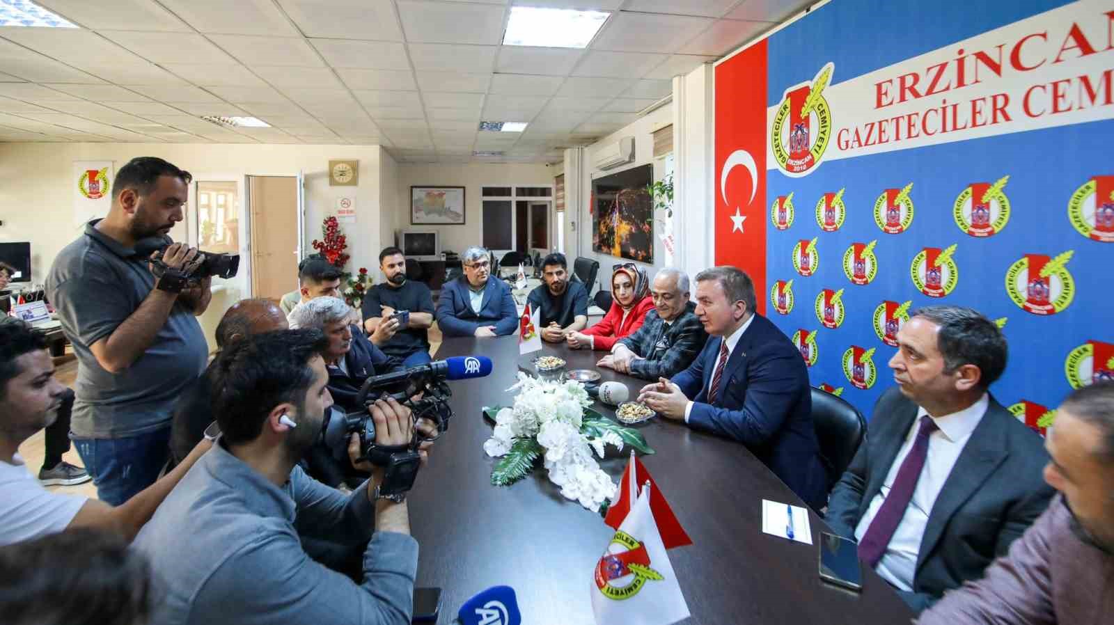 Vali Aydoğdu, EGC&rsquo;de gazetecilerle bir araya geldi
