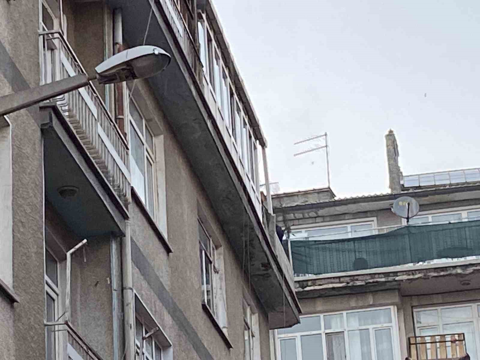 Boğazına bı&ccedil;ak dayadı, evini ateşe verdi
