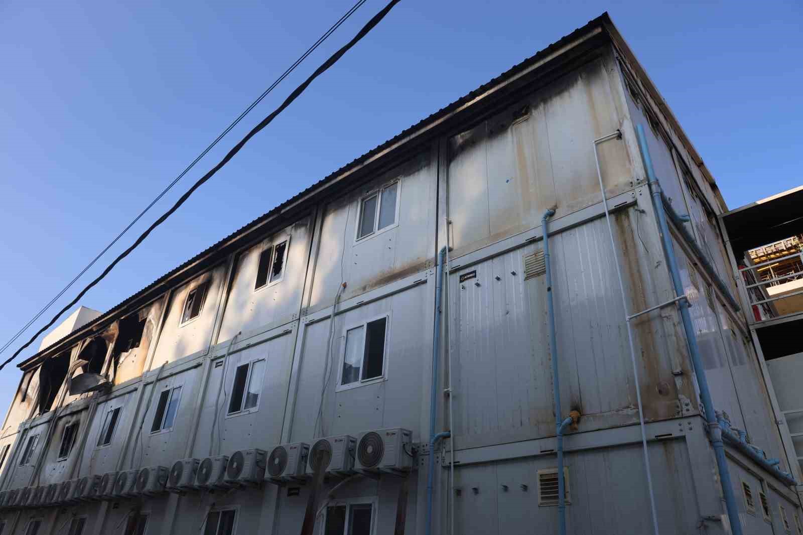 Şantiyede çıkan yangın büyümeden itfaiye ekipleri söndürüldü