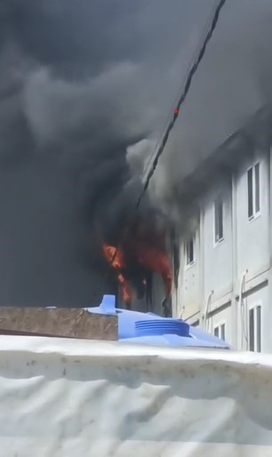 Şantiyede &ccedil;ıkan yangın b&uuml;y&uuml;meden itfaiye ekipleri s&ouml;nd&uuml;r&uuml;ld&uuml;
