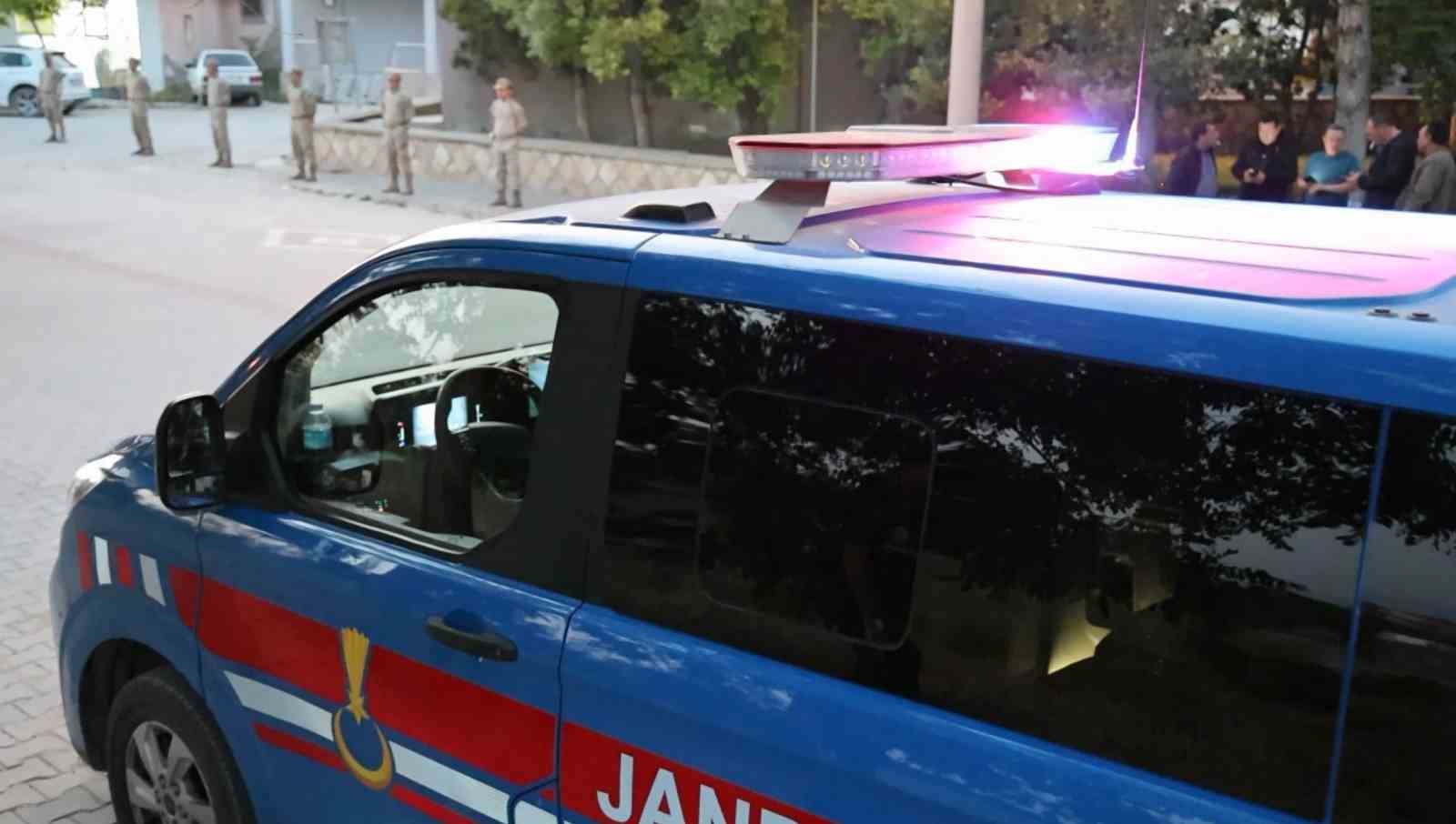 Önce kafasına vurdu, sonra boğazını kesip öldürdü