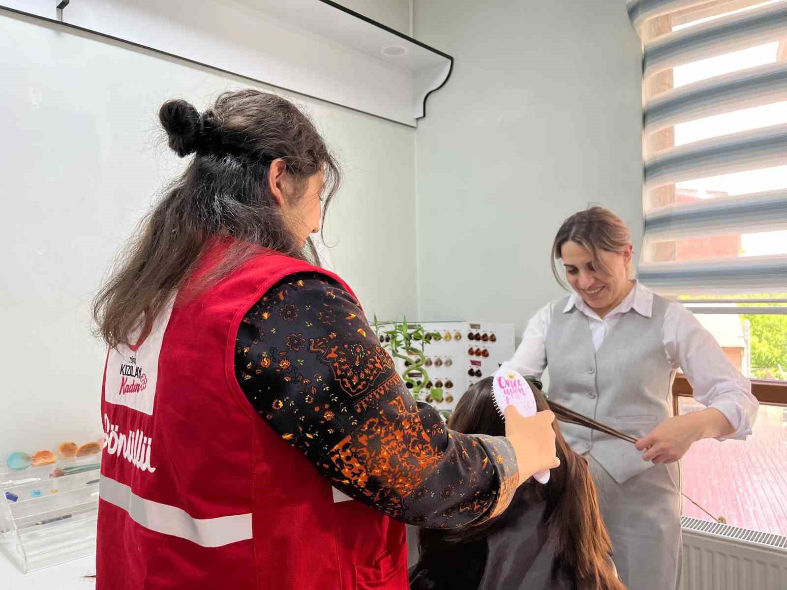 Kızılay’dan bayram öncesi çocuklara ücretsiz saç kesimi ve bakım
