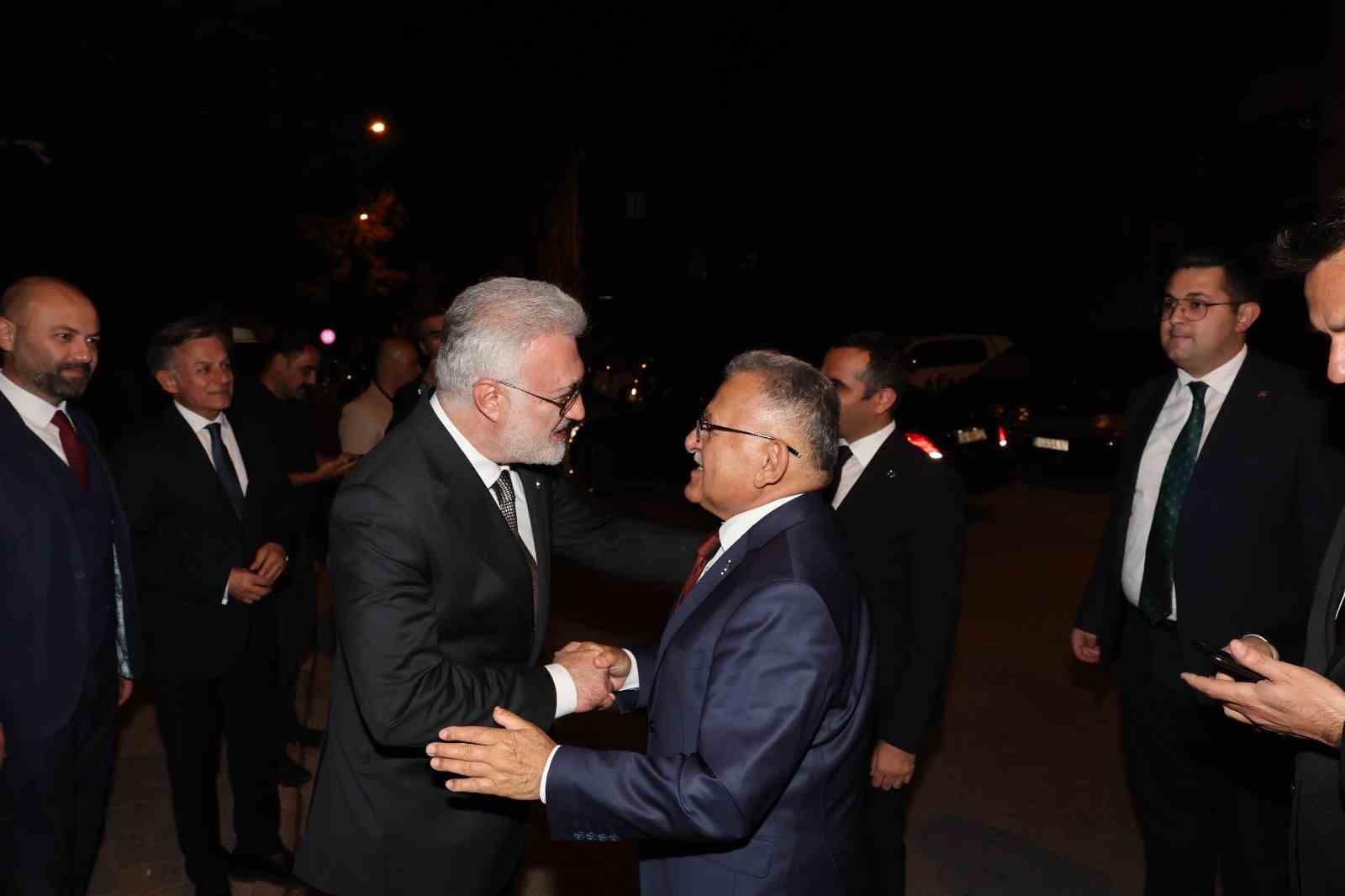 Büyükkılıç: "Memleketimiz için yapılan her türlü hizmette sadece elimizi değil, gövdemizi taşın altına koymaya hazırız"