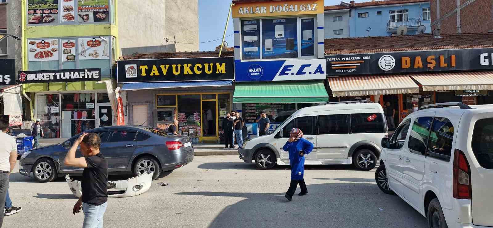 Çorum'da 3 araç karıştığı kazayı Ihlas Haber Ajansı kaydetti.