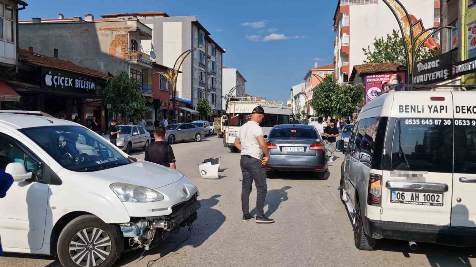 Çorum’da 3 aracın karıştığı kaza kamerada
