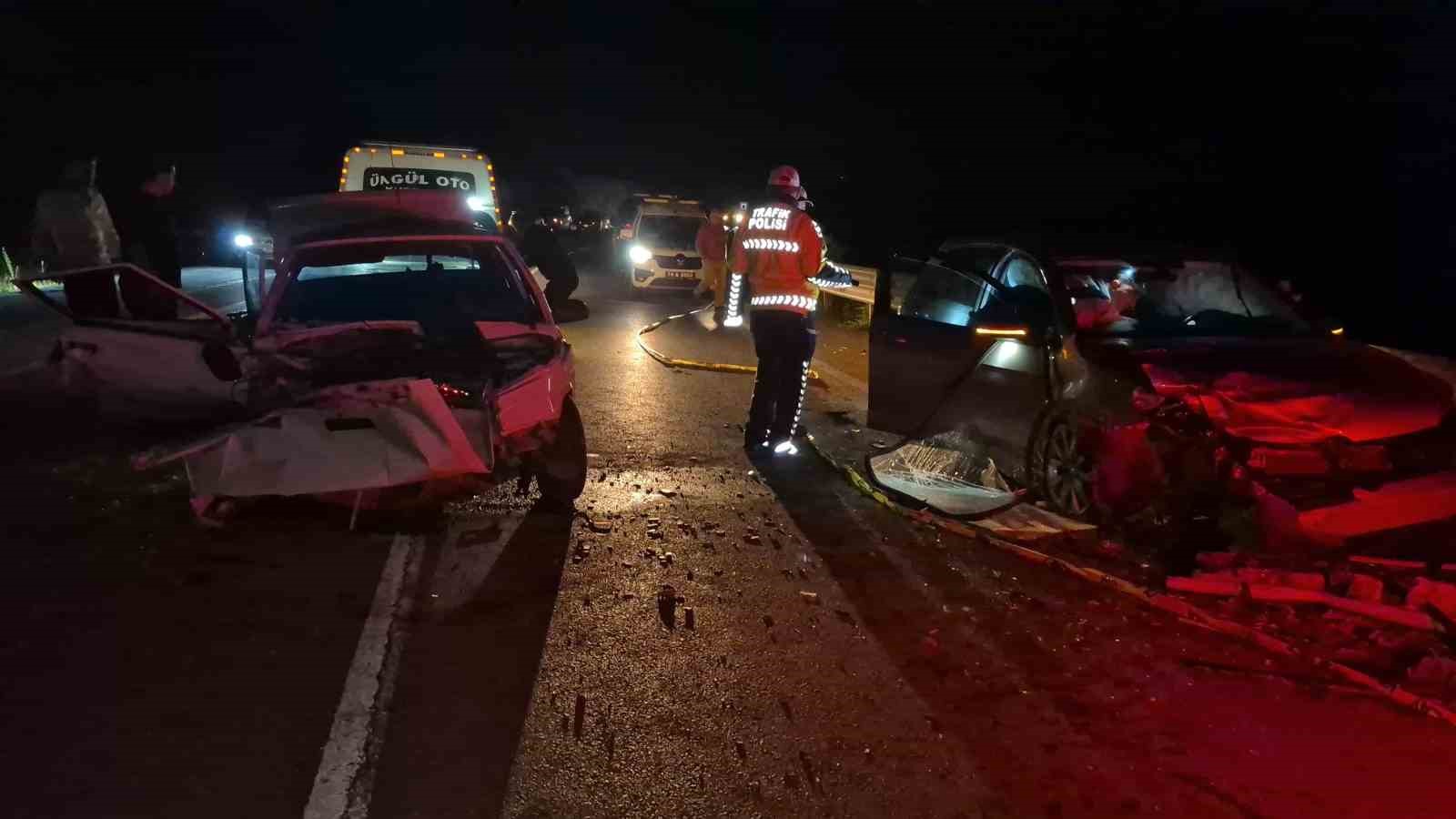 Bartın&rsquo;da iki ara&ccedil; kafa kafaya &ccedil;arpıştı: 4 yaralı
