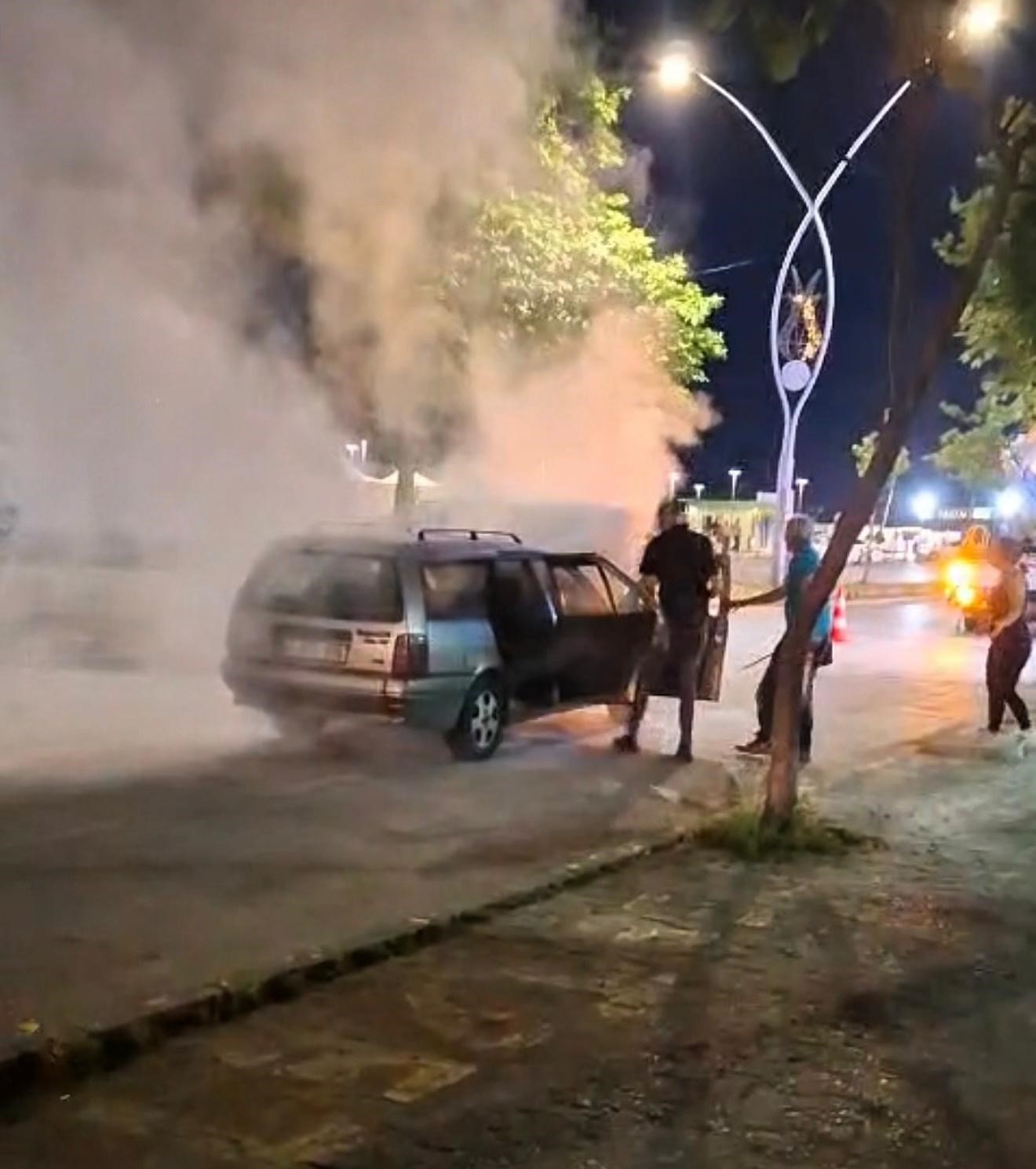 Sakarya’da otomobil alevlere teslim oldu
