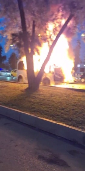 Yolcu minibüsü alev alev yandı, yangına müdahale etmeye çalışan sürücü yaralandı
