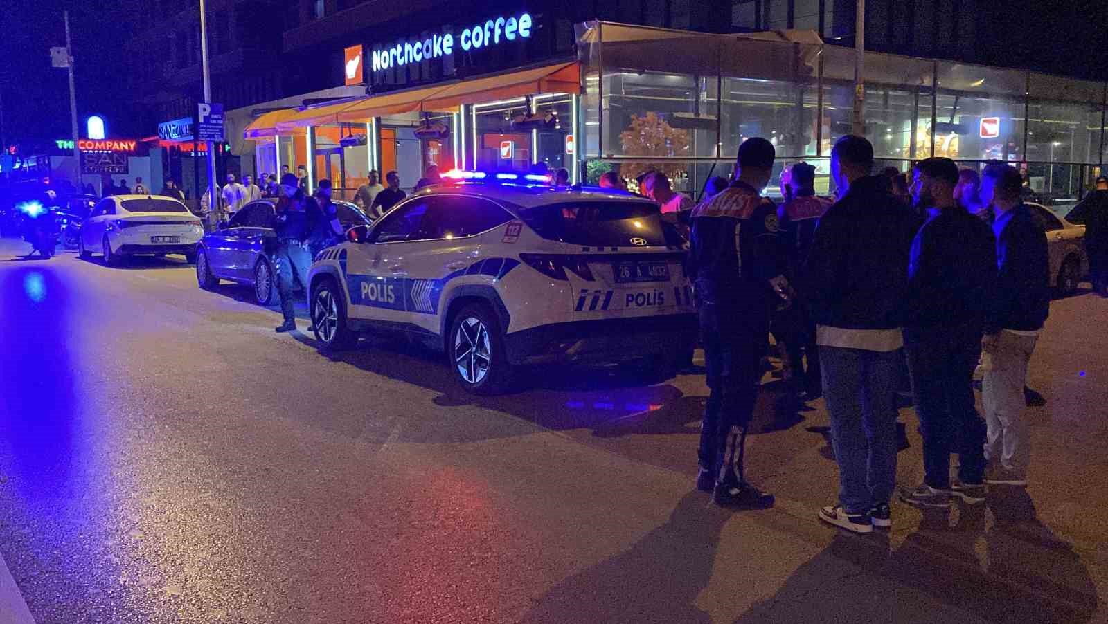 Elindeki satırla çevreye saldıran şahsa gözaltı