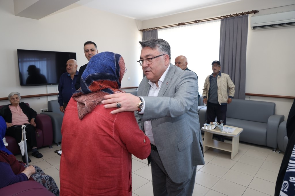 Rektör Özölçer Merkez Huzurevi sakinlerinin Kurban Bayramı’nı kutladı
