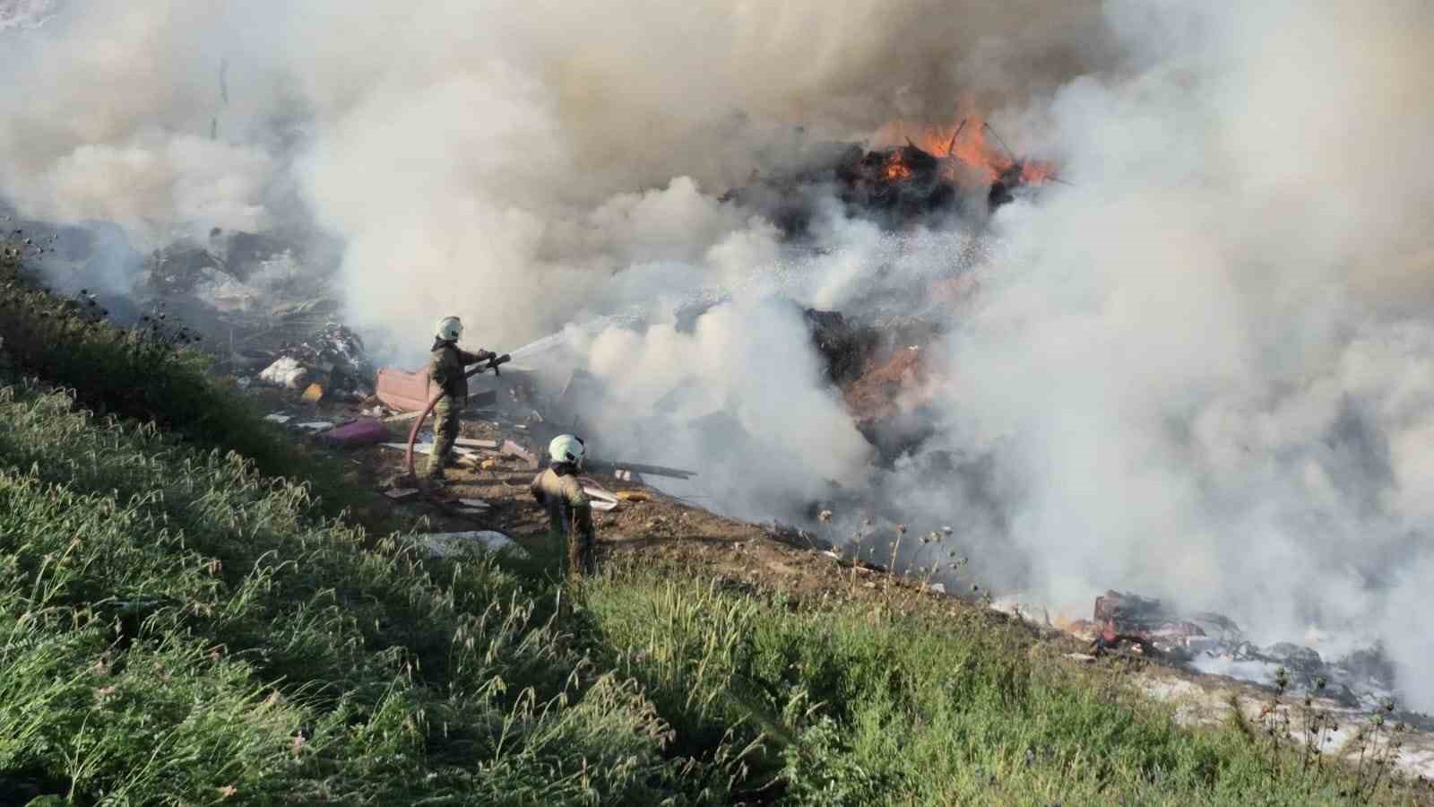Sultangazi’de katı atık toplama alanında yangın çıktı