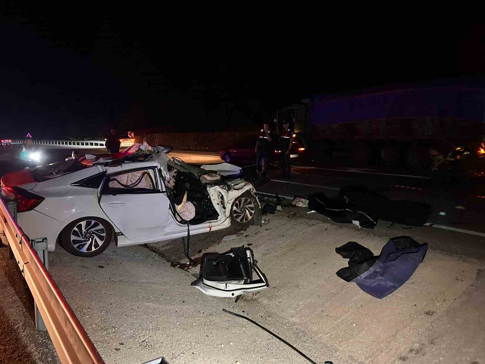 Balıkesir’de arefe günü kazayla başladı: Kamyona çarpan otomobilde 2 kişi hayatını kaybetti