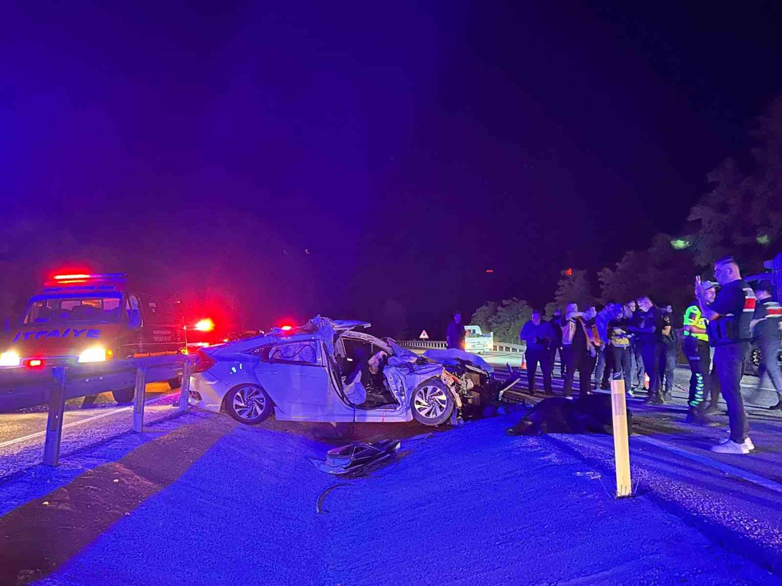 Balıkesir&rsquo;de arefe g&uuml;n&uuml; kazayla başladı: Kamyona &ccedil;arpan otomobilde 2 kişi hayatını kaybetti
