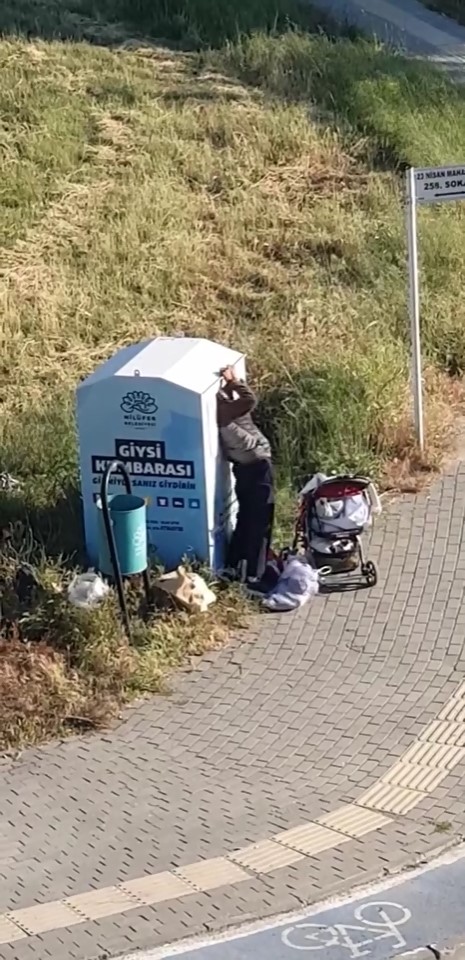 Canlarını hiçe sayarak giysi kumbarasından kıyafet çaldılar