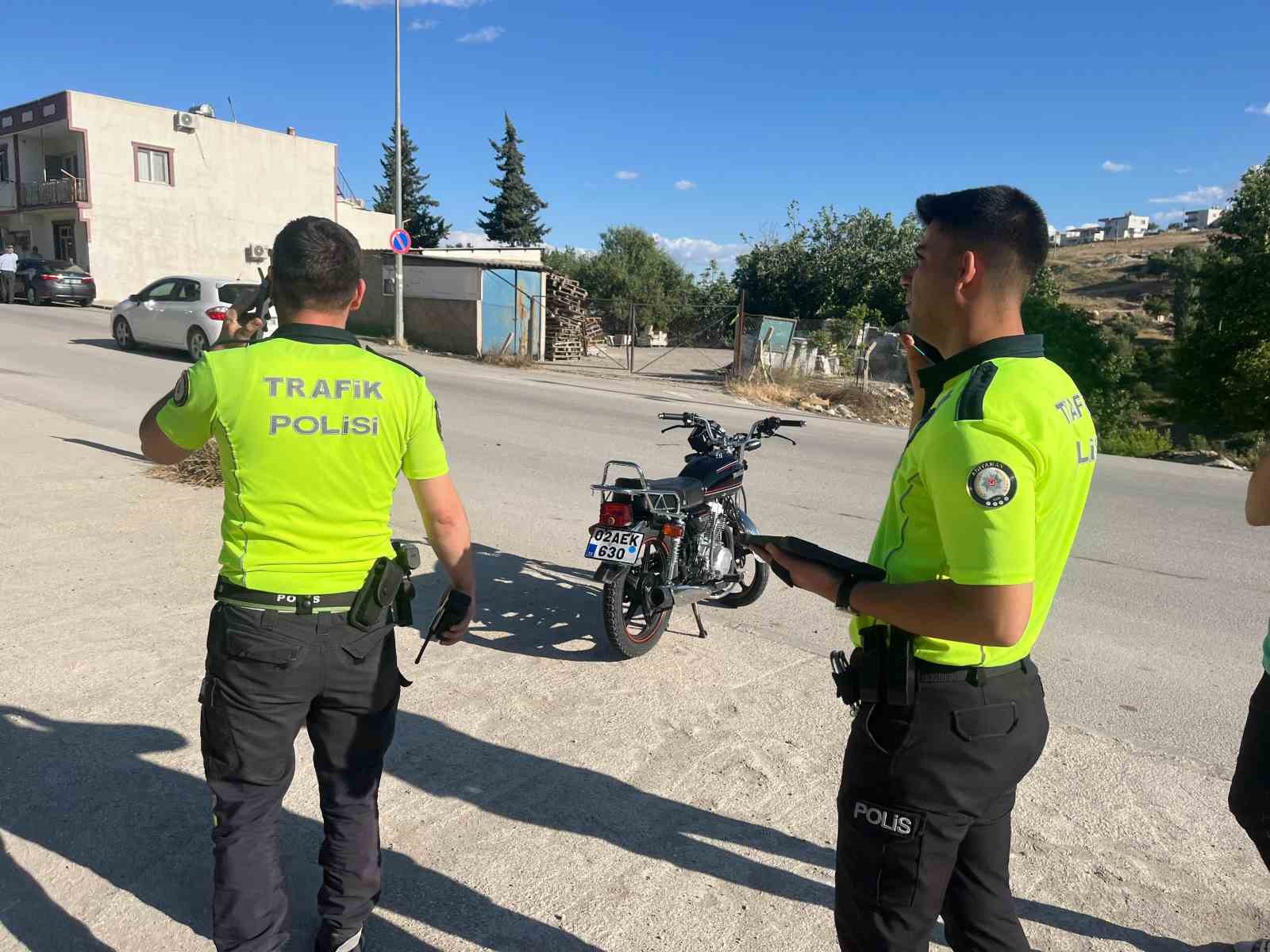 Motosiklet ile kamyonet çarpıştı: 1 yaralı