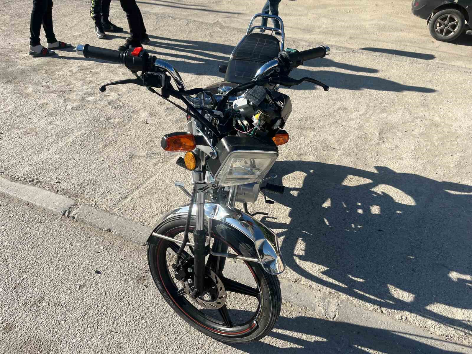 Motosiklet ile kamyonet çarpıştı: 1 yaralı
