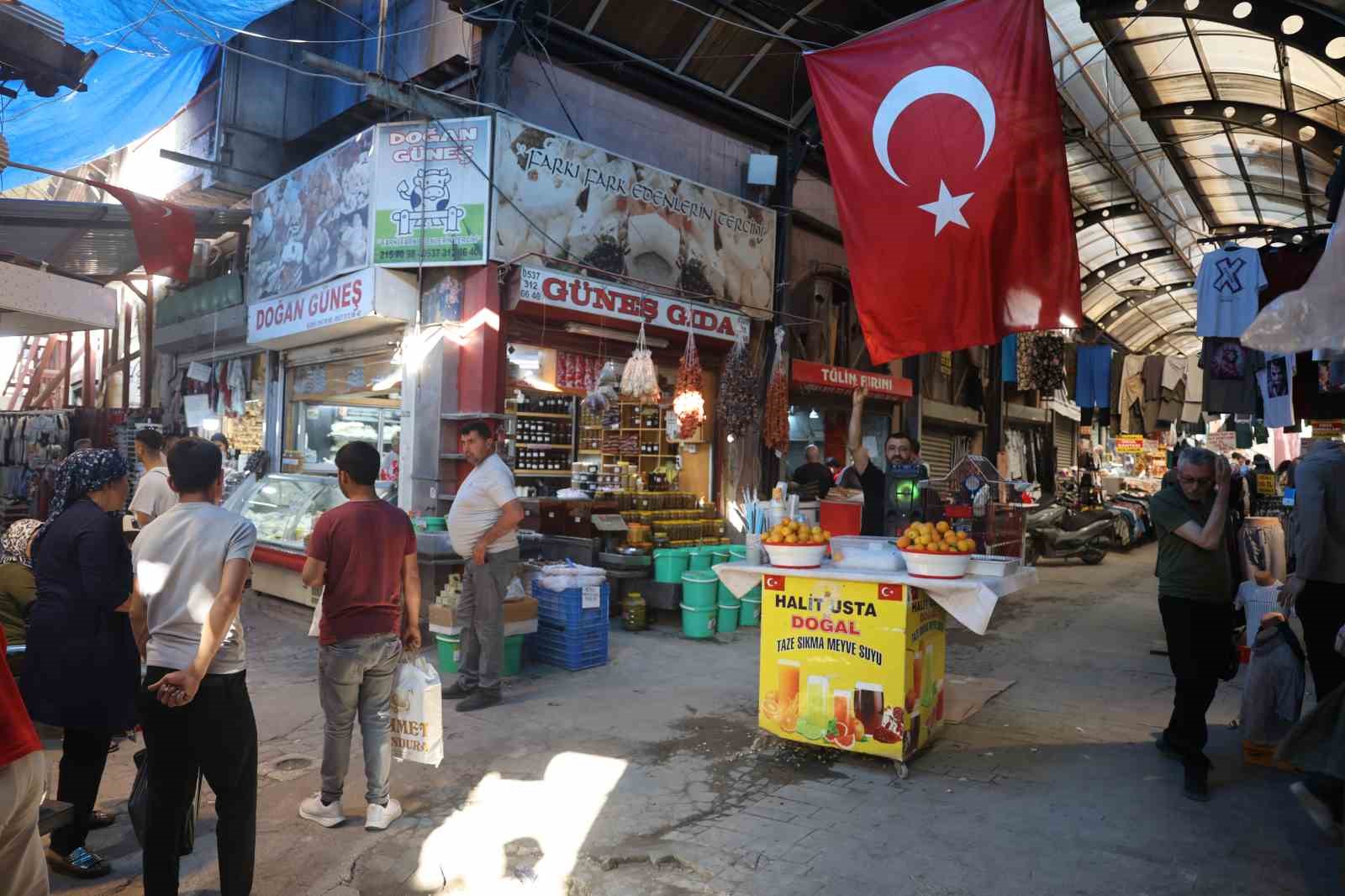 Afetzedeler yeniden inşa edilecek Uzun Çarşı’da son bayram alışverişini yaptılar