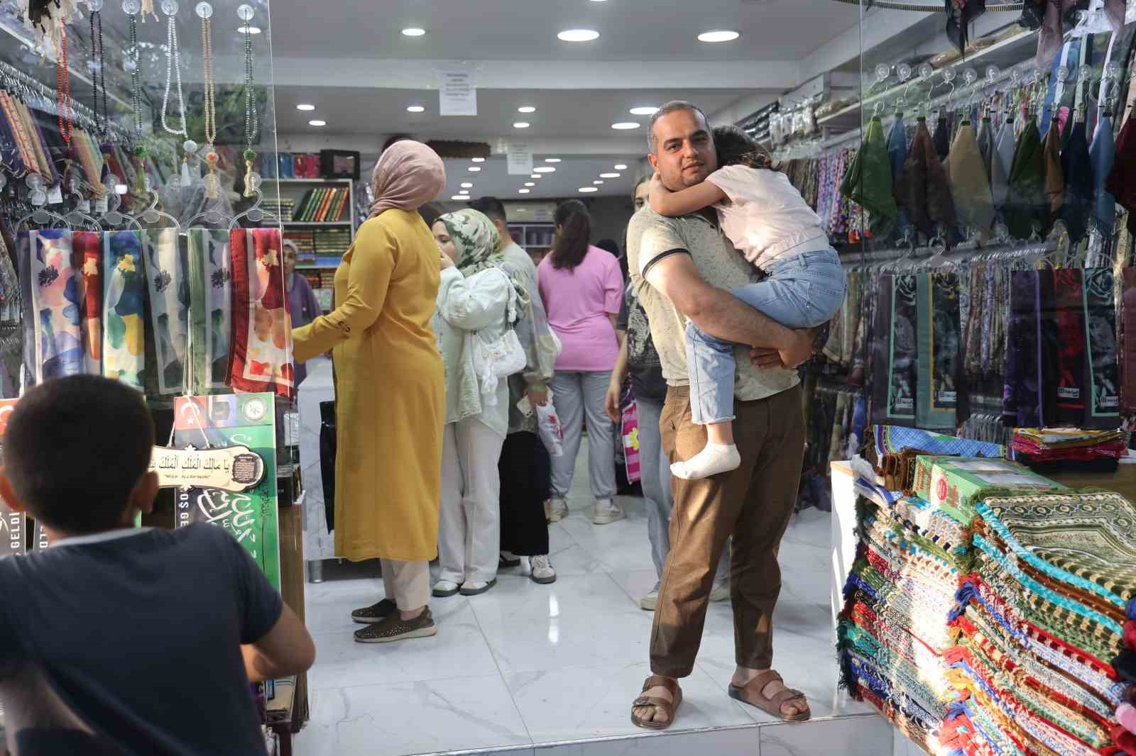 Afetzedeler yeniden inşa edilecek Uzun Çarşı’da son bayram alışverişini yaptılar