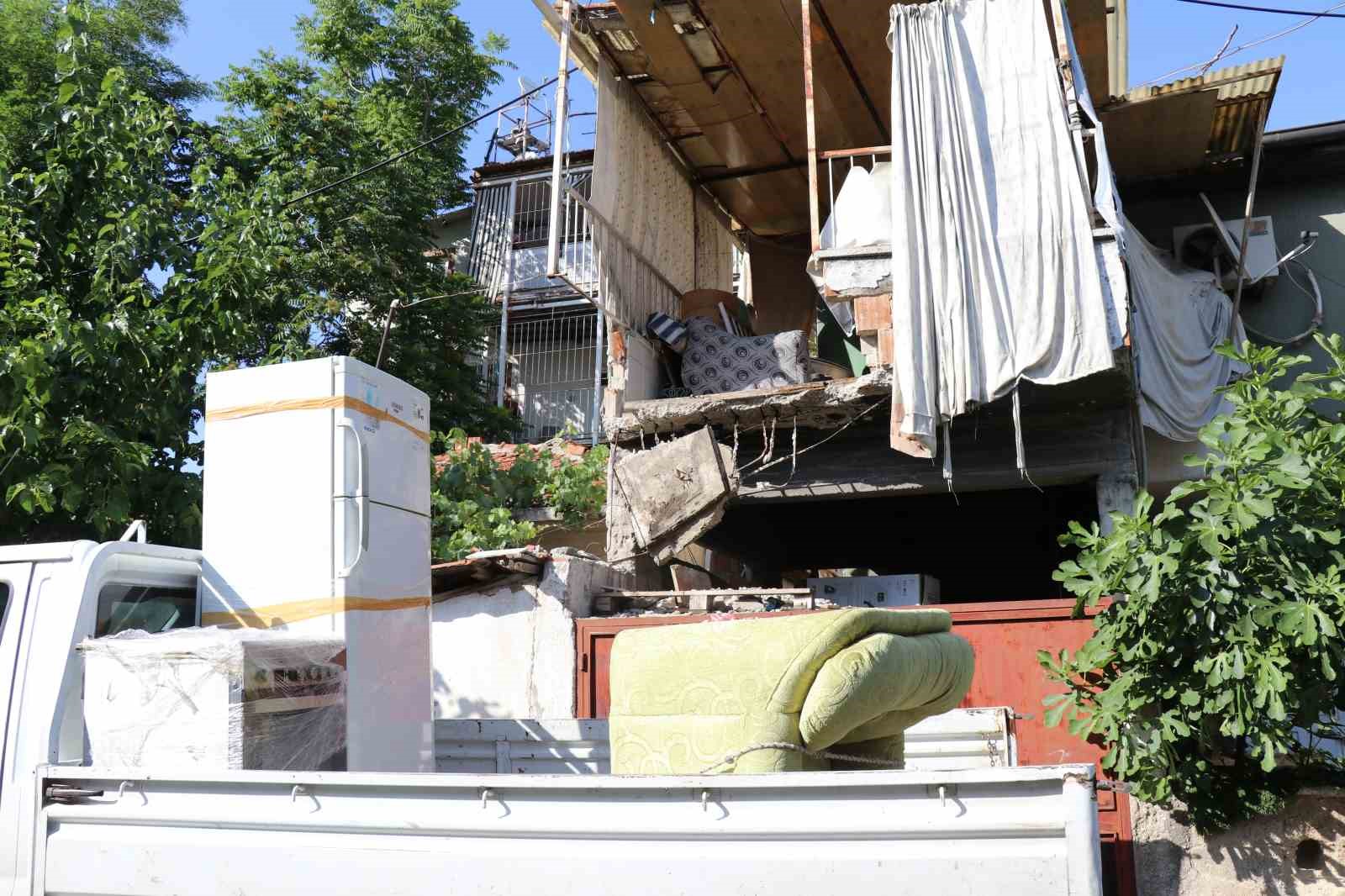 Taşıma işlemi yapılan evin balkonu çöktü: 3 yaralı