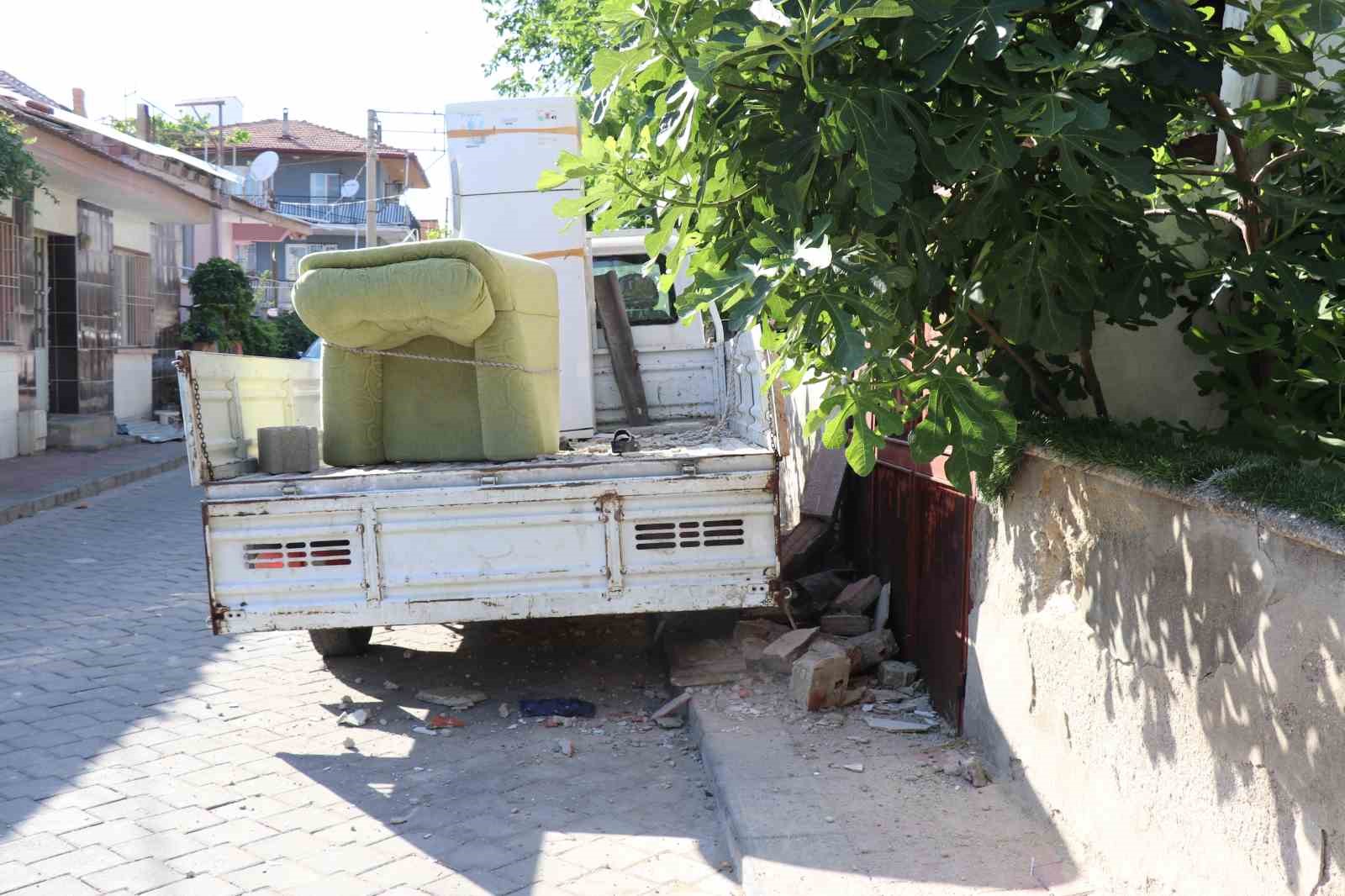 Taşıma işlemi yapılan evin balkonu çöktü: 3 yaralı
