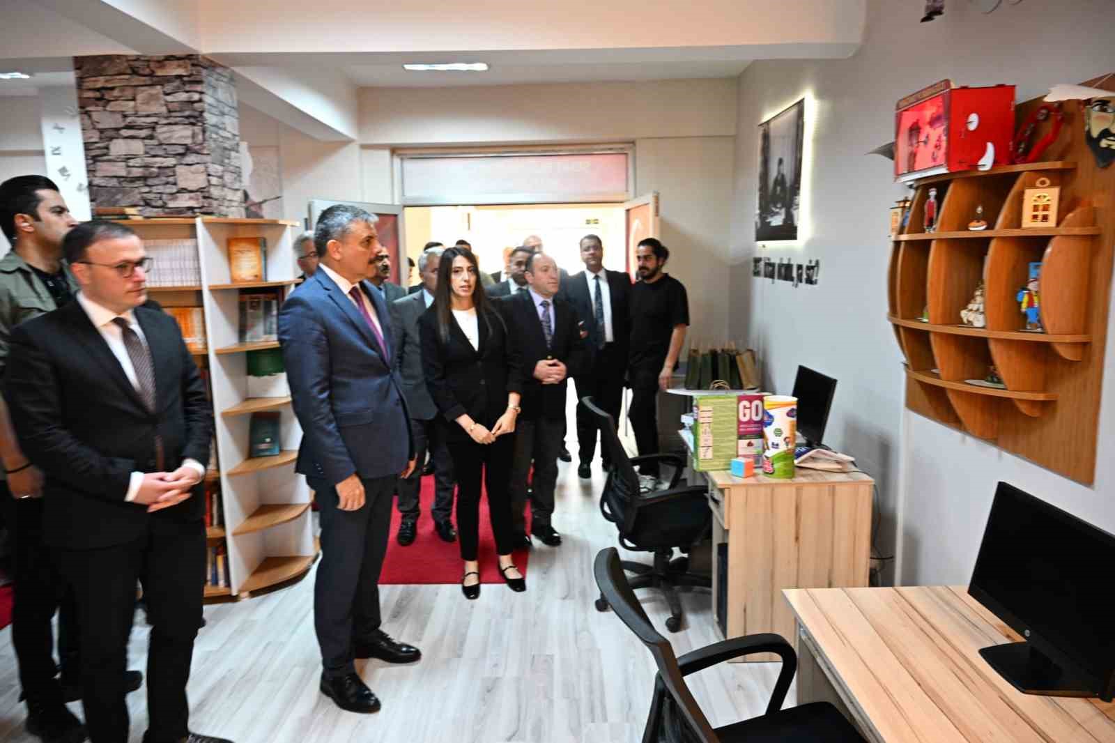 Vali Mustafa Çiftçi, kütüphanede kitapları bizzat kendisi raflara dizdi