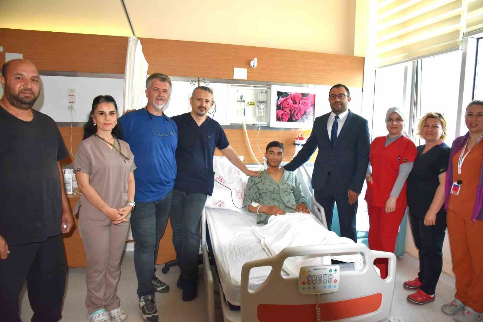 Çanakkale’de ilk kez denen cerrahi yöntemle 15 yaşındaki çocuğun kalbindeki delik kapatıldı