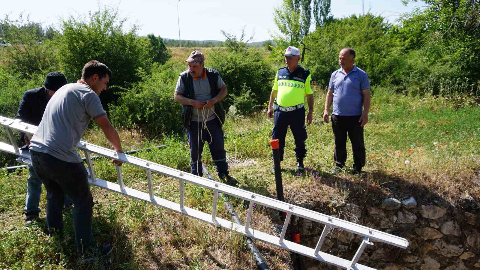 Burdur’da kuyuya düşen köpek 45 dakikalık operasyonla kurtarıldı