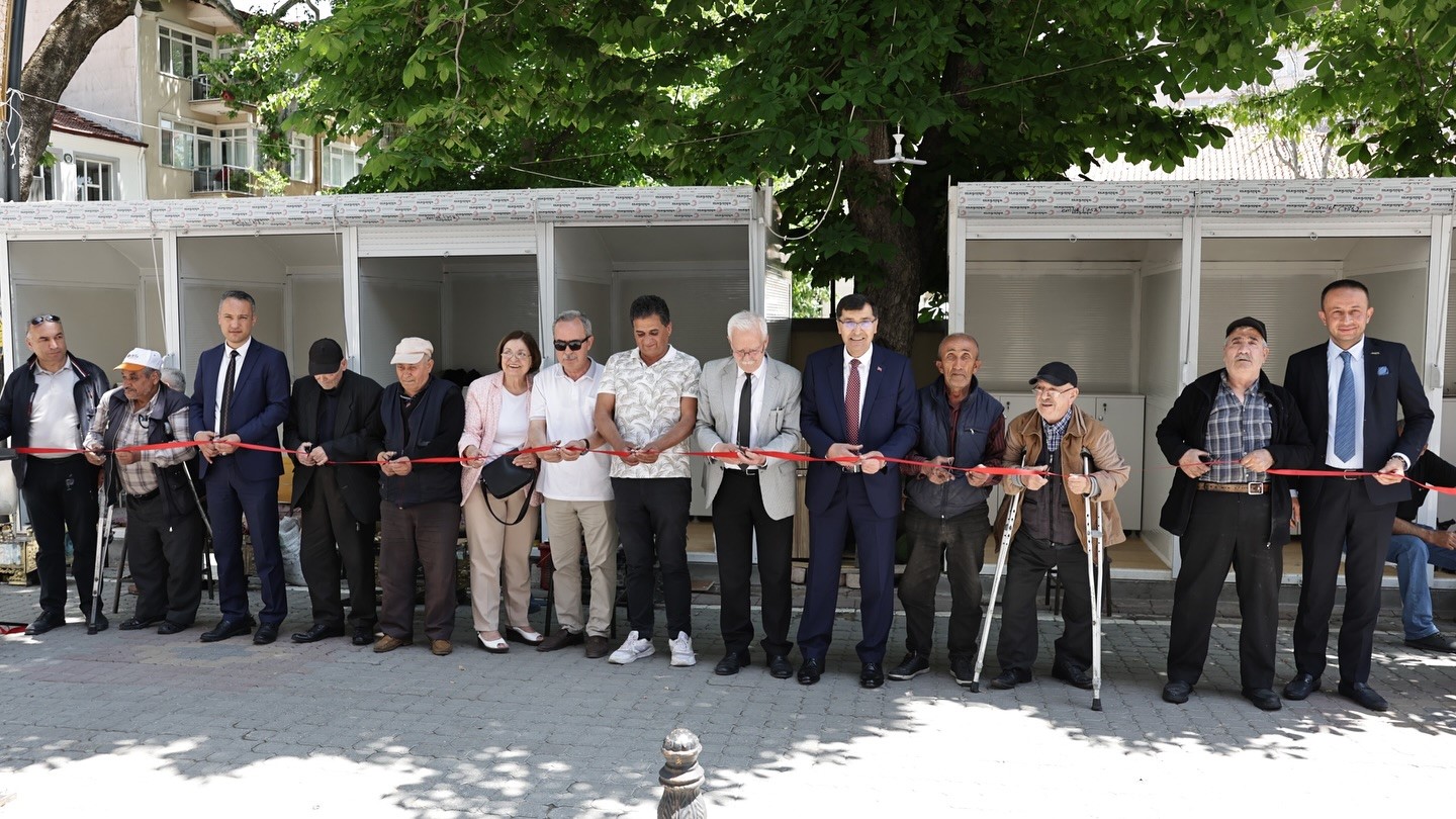 Kütahya’da ayakkabı boyacılarına modern hizmet alanları