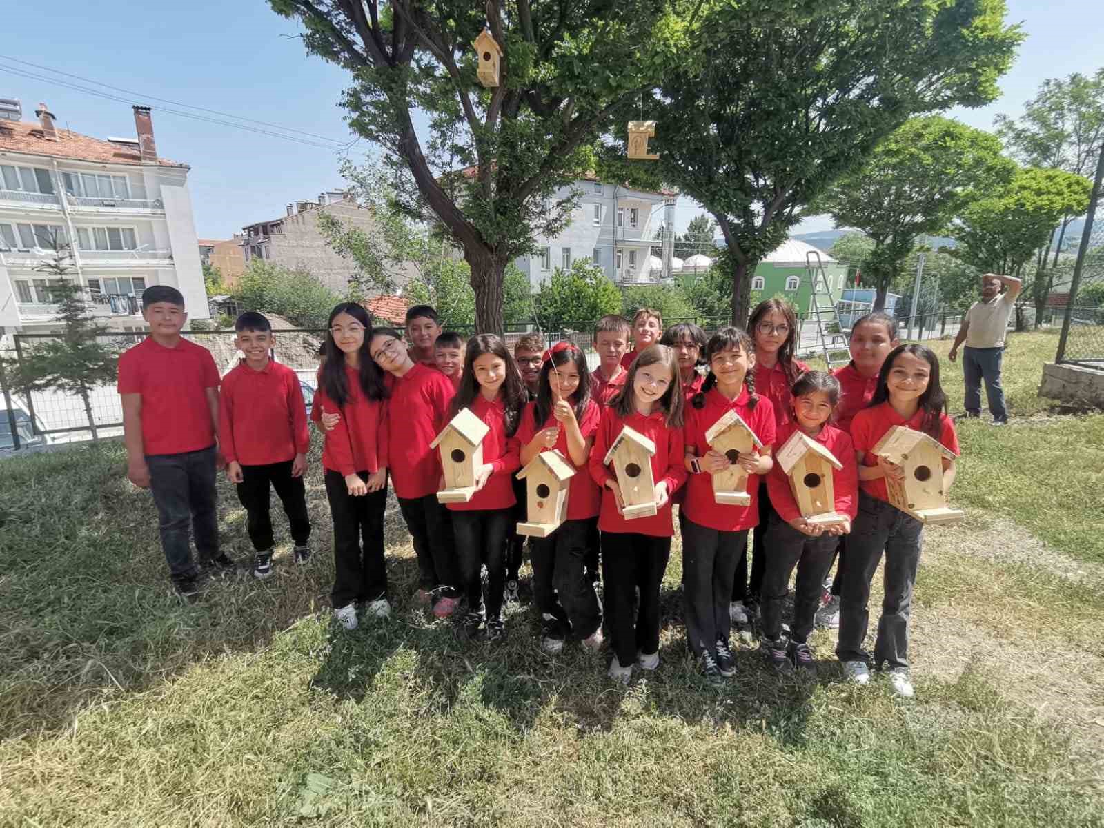 Hisarcık’ta minik öğrenciler ağaçlara kuş yuvası astı