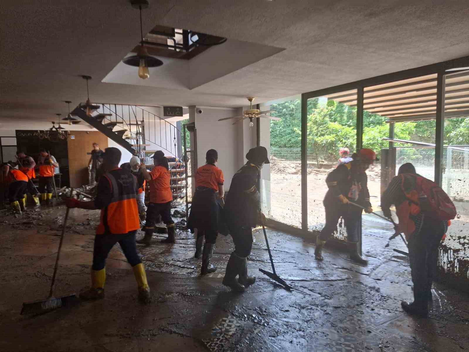 Bayburt AFAD ekibi sel felaketinin yaşandığı Trabzon’a destek ekip olarak gönderildi