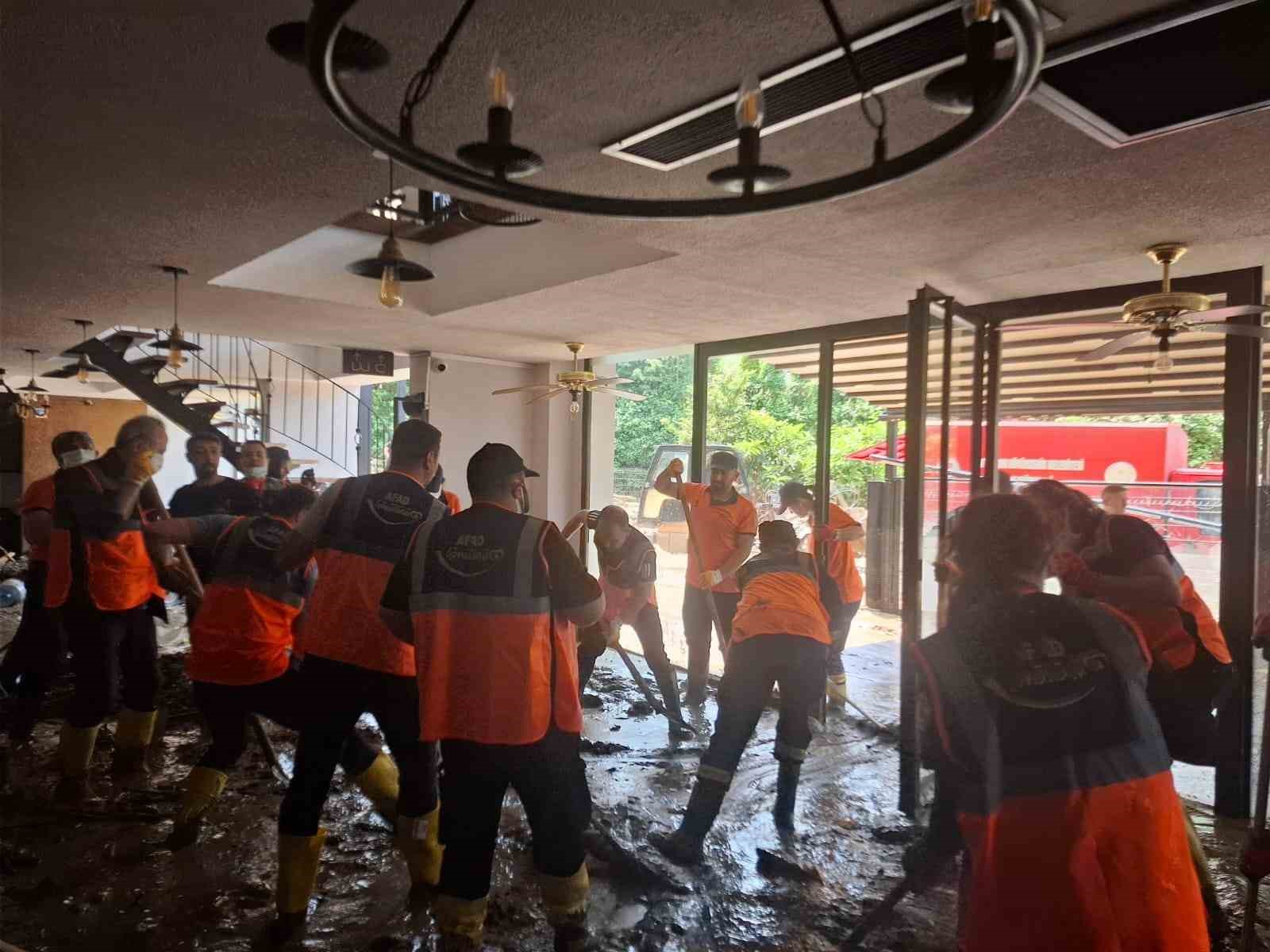 Bayburt AFAD ekibi sel felaketinin yaşandığı Trabzon&rsquo;a destek ekip olarak g&ouml;nderildi
