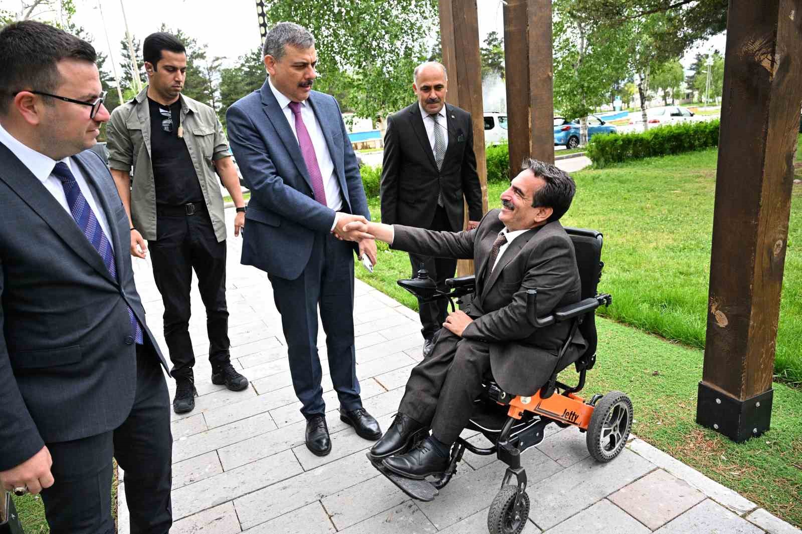 Erzurum Valisi Mustafa Çiftçi engelli vatandaşlarla bir araya geldi

