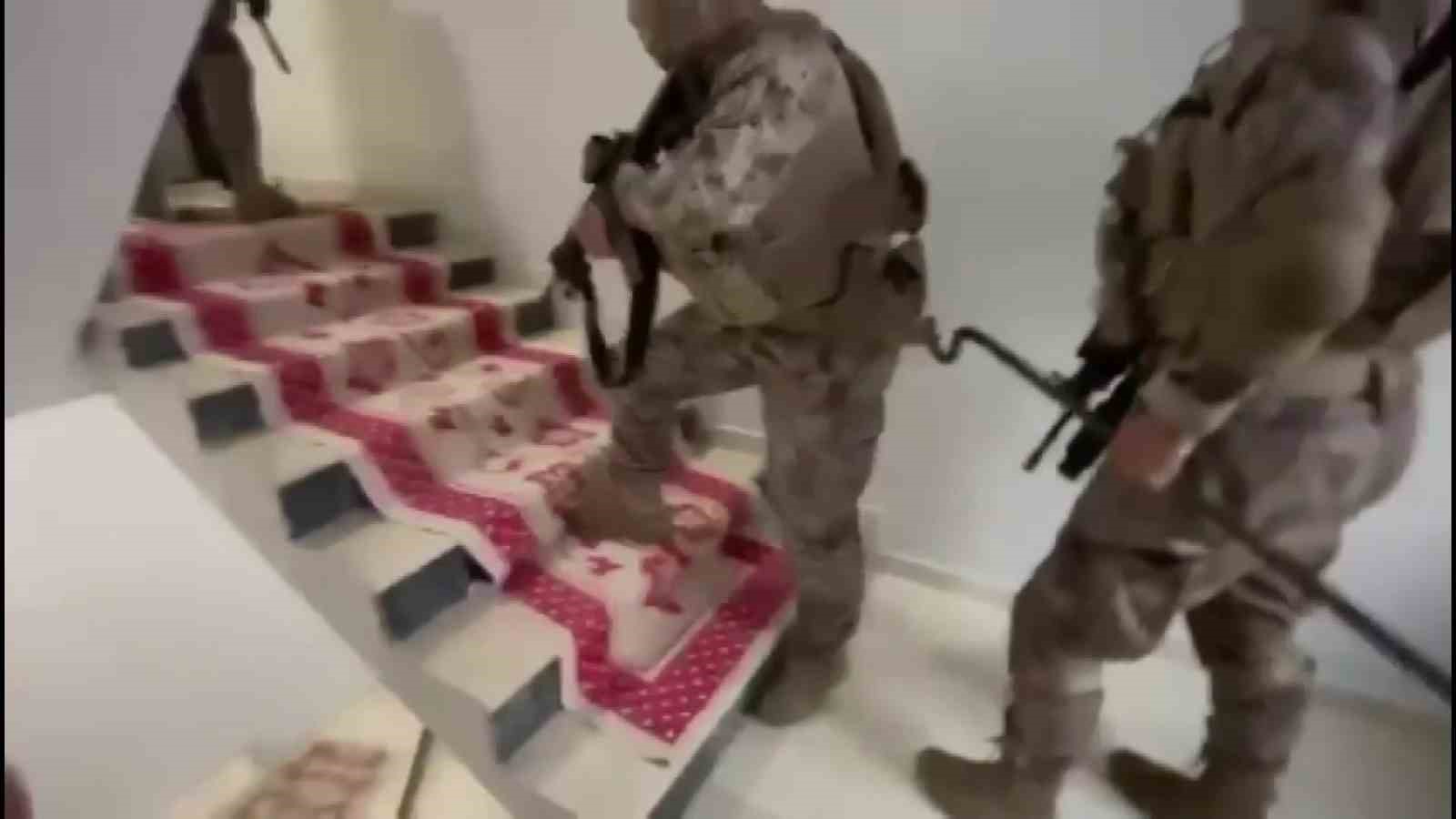 Adana’da çelik yelek ve silahlar ele geçirildi