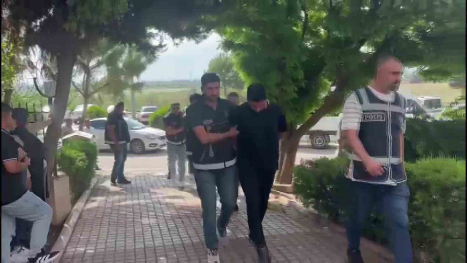 Adana&rsquo;da &ccedil;elik yelek ve silahlar ele ge&ccedil;irildi
