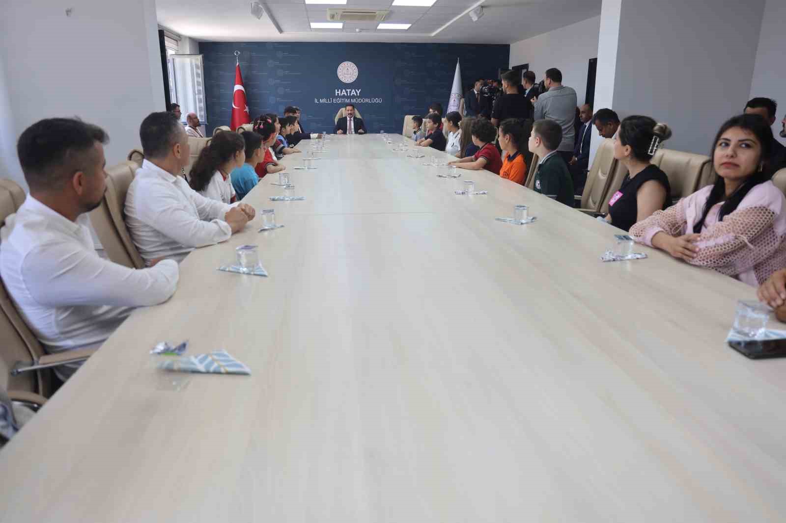 Depremin yaralarının sarıldığı Hatay’da 16 öğrenci bursluluk sınavından 500 tam almayı başardı
