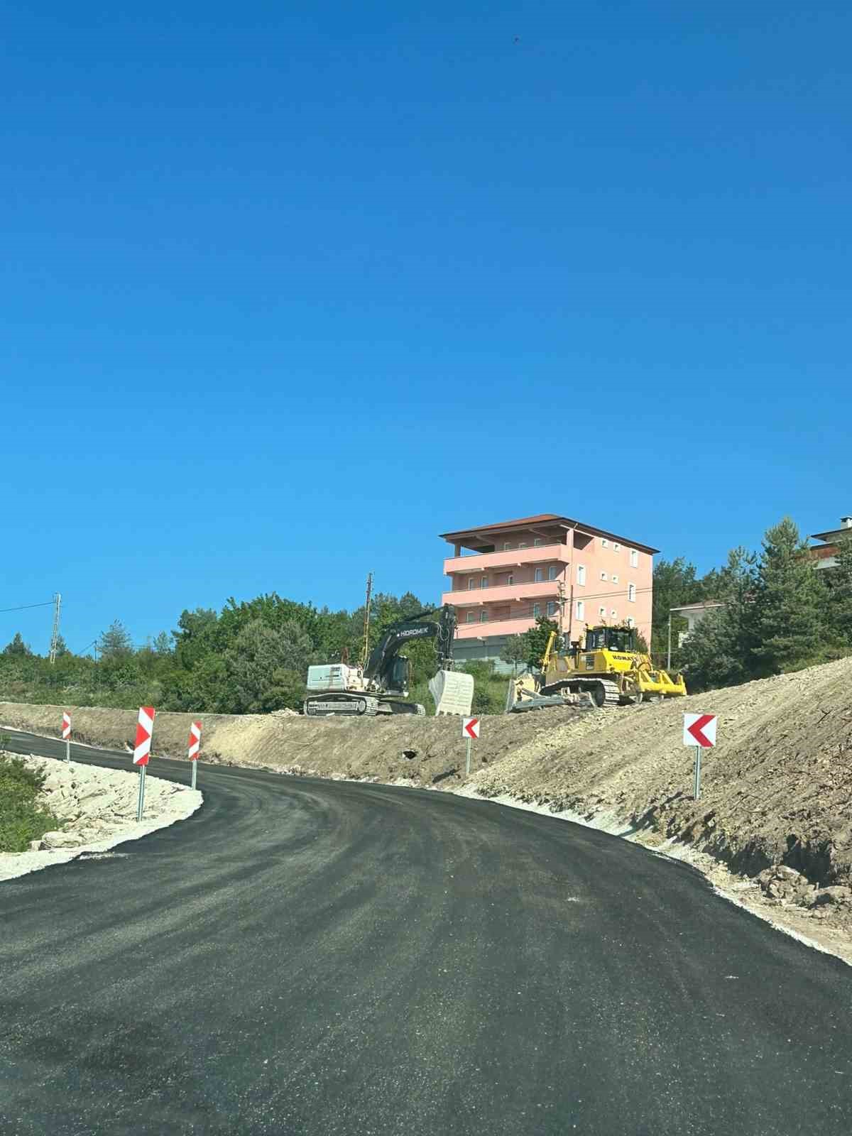 Kastamonu’da heyelan sebebiyle ulaşıma kapanan yol ulaşıma açıldı