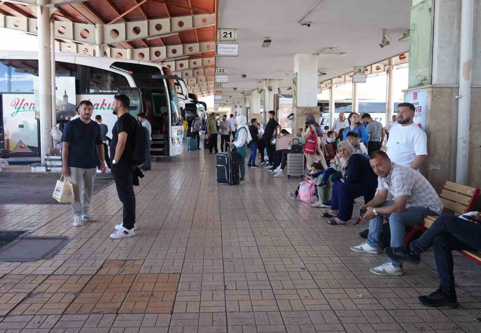 Gaziantep otogarında Kurban Bayramı yoğunluğu