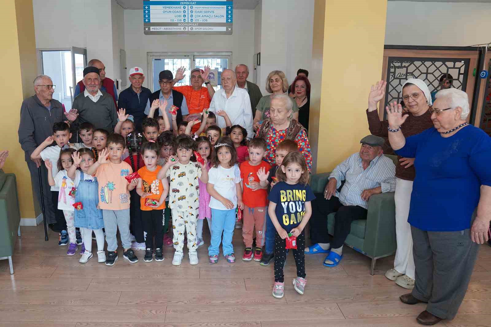 Minikler büyükleriyle bayramlaştı