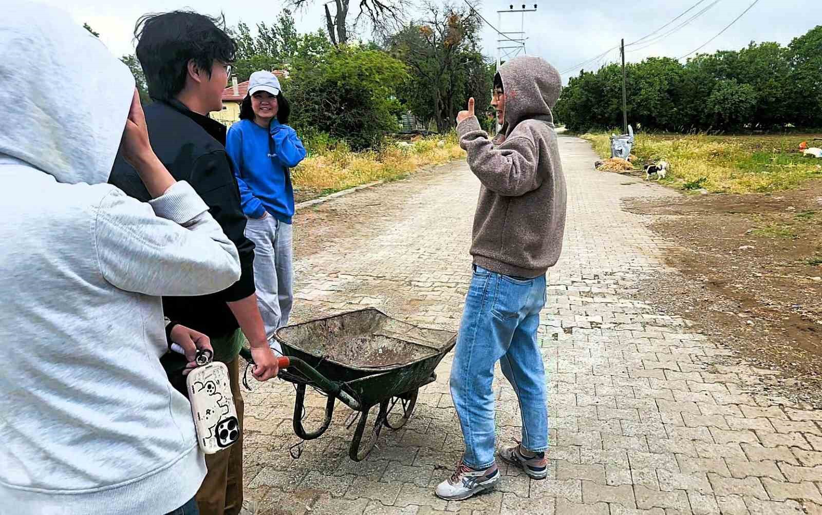 Çinli turistler, kendilerini misafir eden yaşlı kadına "Ana, seni çok seviyoruz" diye veda etti