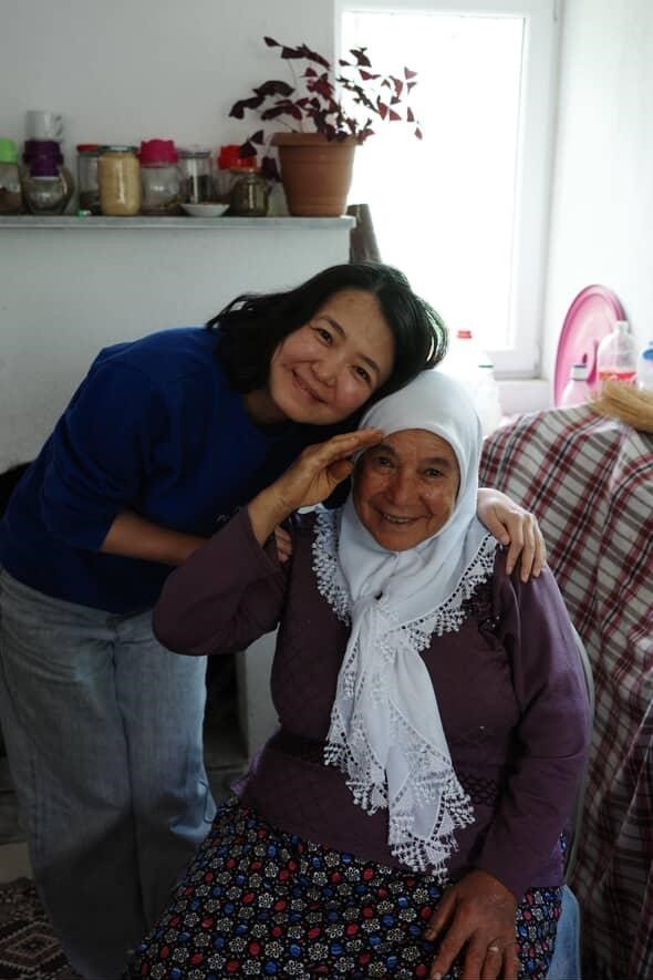 &Ccedil;inli turistler, kendilerini misafir eden yaşlı kadına "Ana, seni &ccedil;ok seviyoruz" diye veda etti
