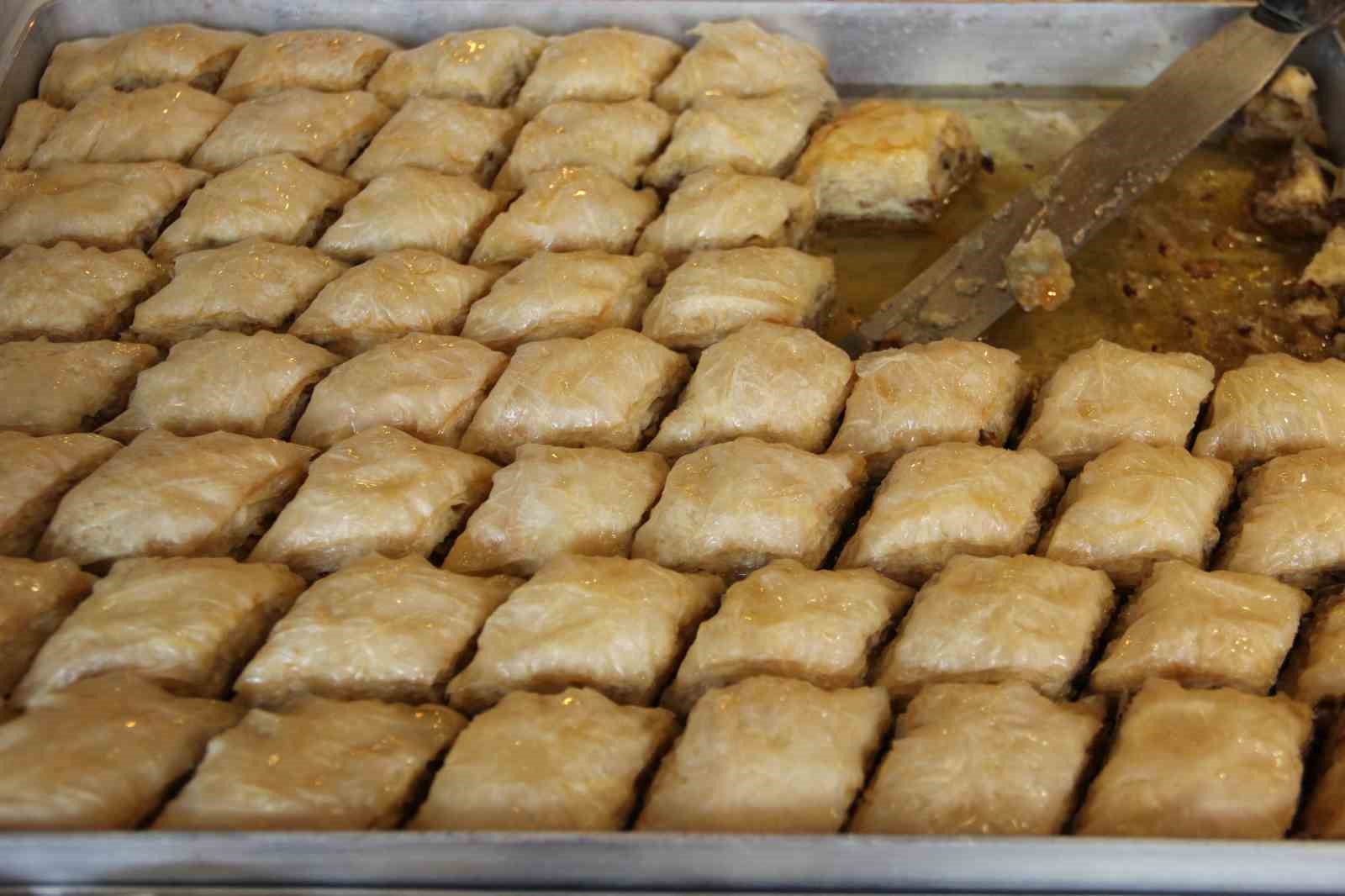 4 saatte pişen &Ccedil;orum baklavası bayramda damakları tatlandıracak
