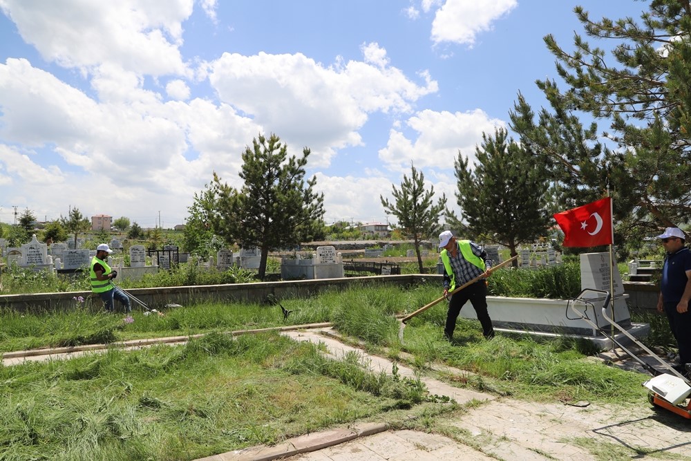 Ardahan’da bayram öncesi cami ve mezarlıklar temizleniyor