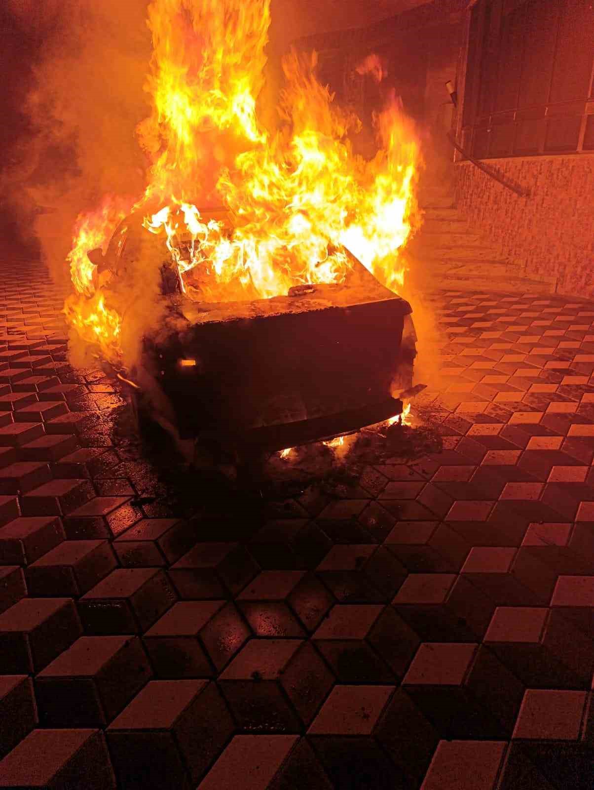 Park halindeki otomobil yanarak kullanılamaz hale geldi
