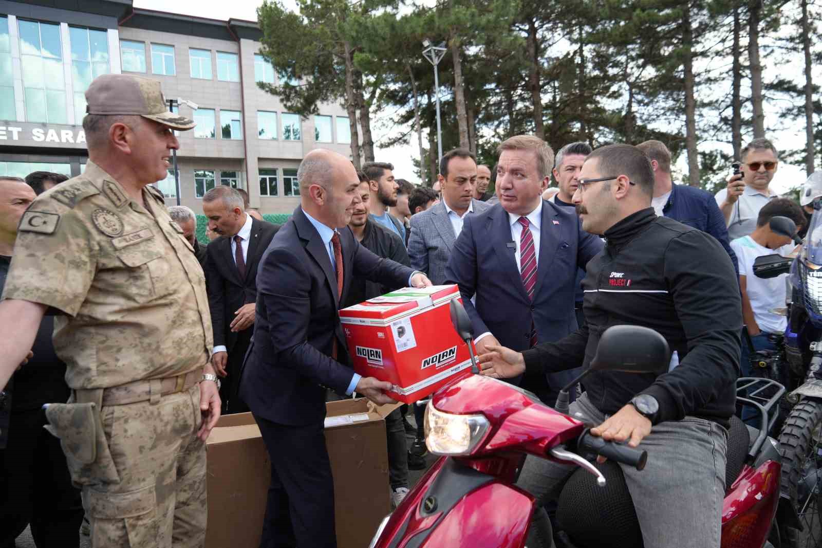 Erzincan’da kasksız motosiklet sürücülerine ücretsiz kask dağıtıldı