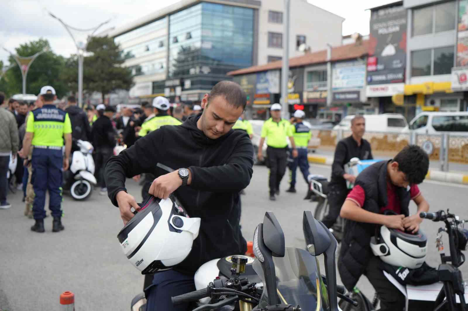 Erzincan’da kasksız motosiklet sürücülerine ücretsiz kask dağıtıldı