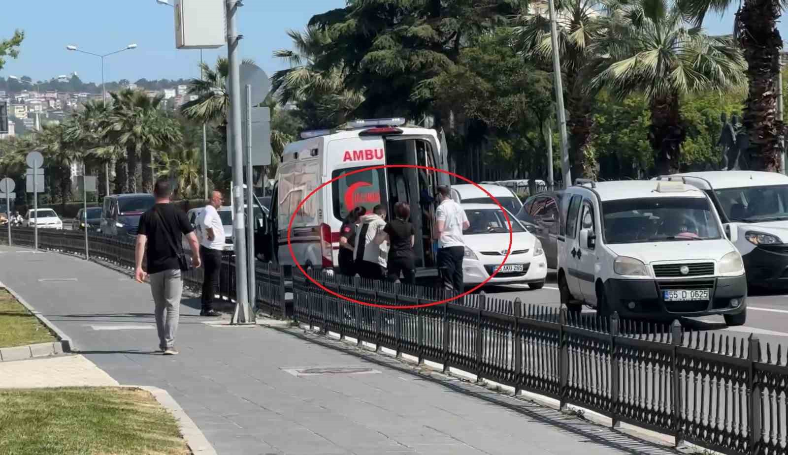 Bıçaklanan genç hastaneye kaldırıldı